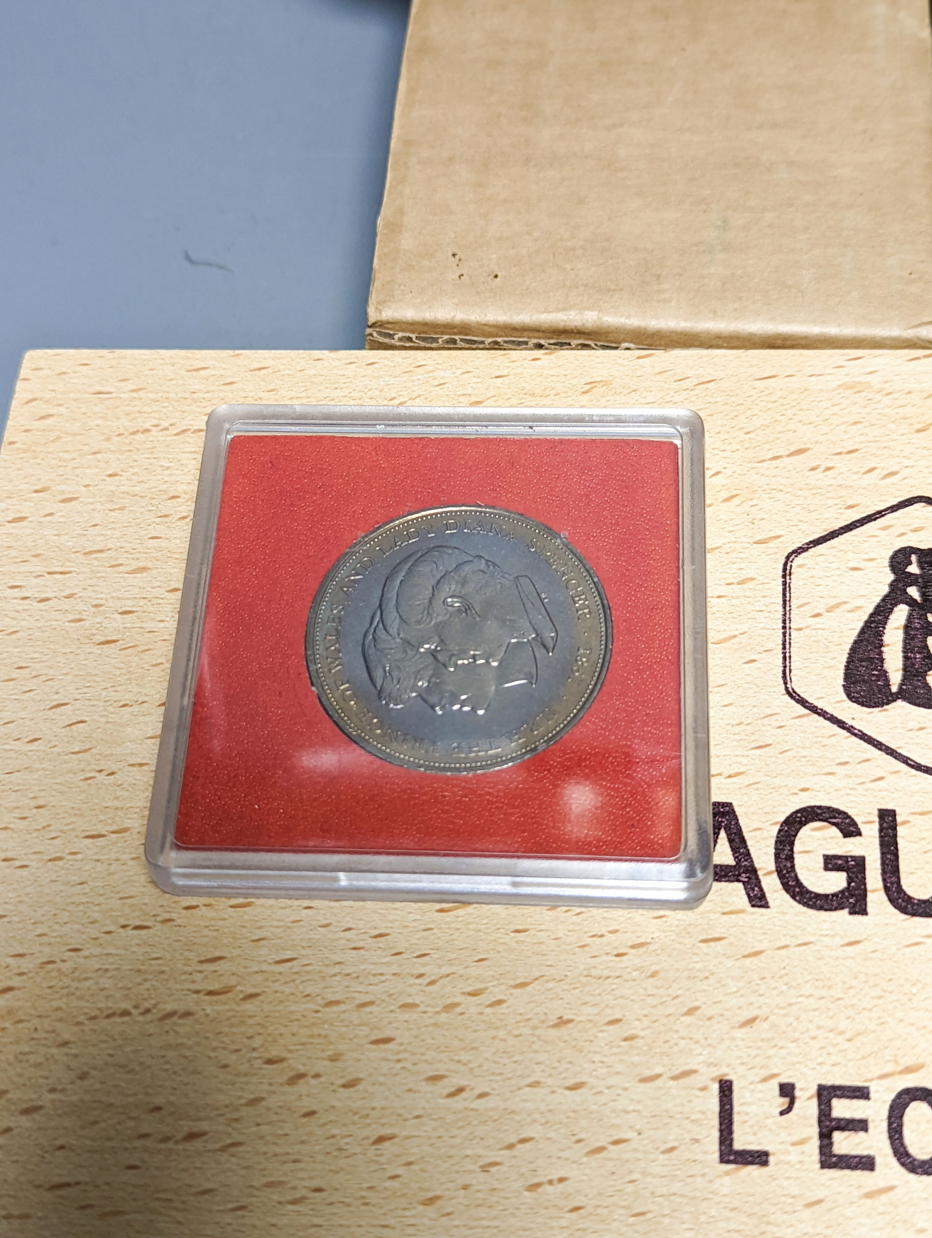 A group of assorted collector's coins, including 1911 gold half sovereign.